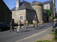 Le cort&egrave;ge pour le monument au mort se met en marche 